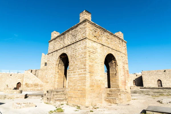 Ateshgah, Azerbaycan, Bakü 'nün bir banliyösü olan Surakhani kasabasındaki ateş tapınağı. Tetrapillar sunağı 17. ve 18. yüzyıllarda inşa edilmiş ve Hindu, Sikh ve Zoroastrian ibadet yeri olarak kullanılmıştır..