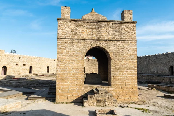 Ateshgah, Azerbaycan, Bakü 'nün bir banliyösü olan Surakhani kasabasındaki ateş tapınağı. Tetrapillar sunağı 17. ve 18. yüzyıllarda inşa edilmiş ve Hindu, Sikh ve Zoroastrian ibadet yeri olarak kullanılmıştır..