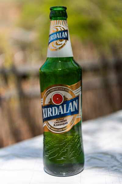 Шеки, Азербайджан - 29 апреля 2019 года. Бутылка азербайджанского пива Xirdalan. 