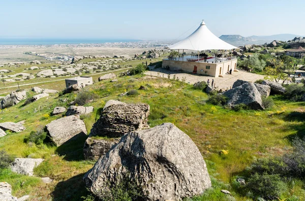 Gobustan Azerbaijan May 2019 Landscape Gobustan National Park Pavilion People — Stock Photo, Image