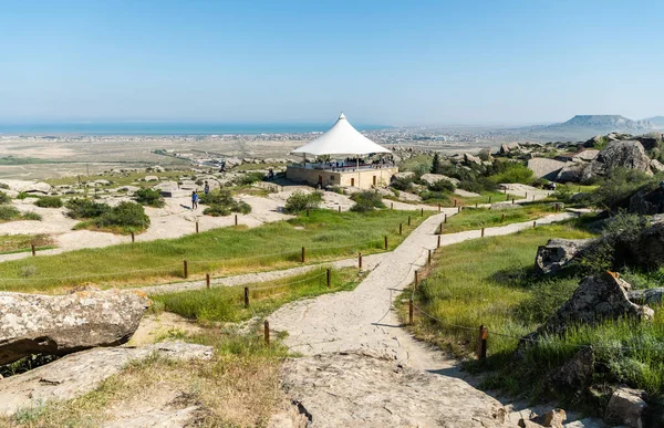 Gobustan Azerbaijan May 2019 Landscape Gobustan National Park Pathways Pavilion — Stock Photo, Image