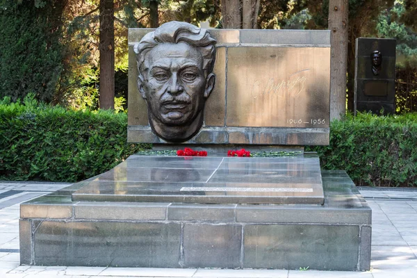 Bakü, Azerbaycan - 11 Mayıs 2019. Azerbaycan mezarı ve Sovyet şair, dramatist, halk figürü Samad Vurgun (1906-1956) Bakü 'deki Alley of Honor' da.