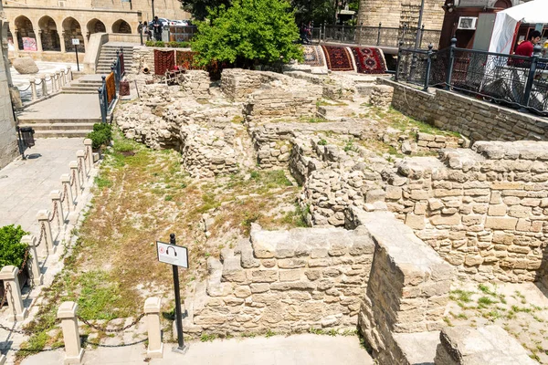 Bakü, Azerbaycan - 14 Mayıs 2019. Bakü 'nün eski semtindeki St. Bartholomew Kilisesi' nin kalıntıları..