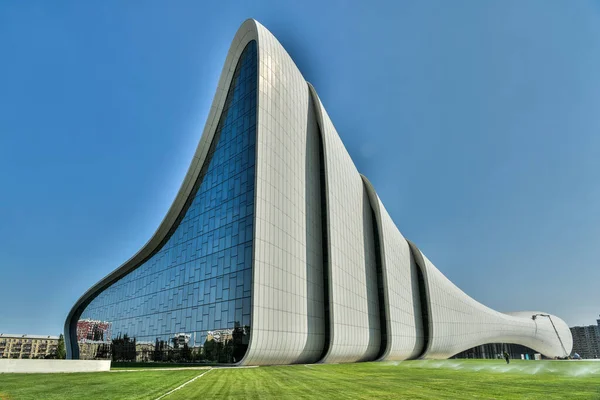 Bakü, Azerbaycan - 14 Mayıs 2019. Bakü 'deki Heydar Aliyev kompleksinin dış görünüşü. Iraklı-İngiliz mimar Zaha Hadid tarafından tasarlanan ve 2012 yılında hizmete giren bina, kendine özgü mimarisi ve kıvrımlı tarzıyla tanınıyor.