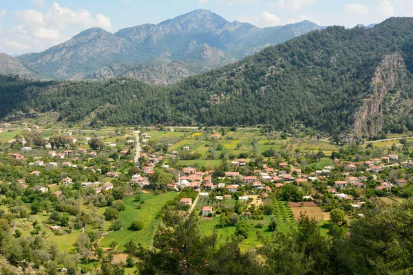 Türkiye 'de Marmaris tatil beldesi yakınlarındaki Turgut köyü manzaralı.