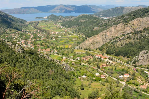 Türkiye 'de Marmaris tatil beldesi yakınlarındaki Turgut köyü manzaralı.