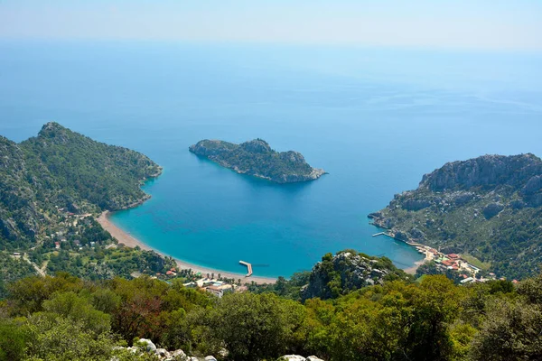 Türkiye 'nin Marmaris tatil beldesi yakınlarındaki Bozburun yarımadasındaki Ciftlik köyüne bak.