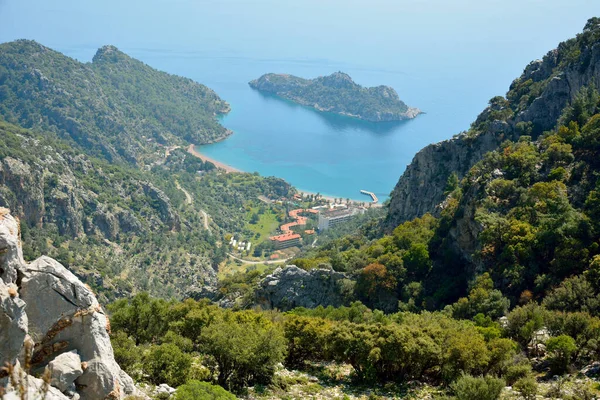 Türkiye 'nin Marmaris tatil beldesi yakınlarındaki Bozburun yarımadasındaki Ciftlik köyüne bak.