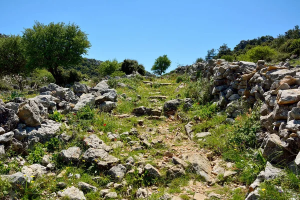 Türkiye 'de Marmaris tatil beldesi yakınlarından geçen uzun mesafe Karayip patikası.