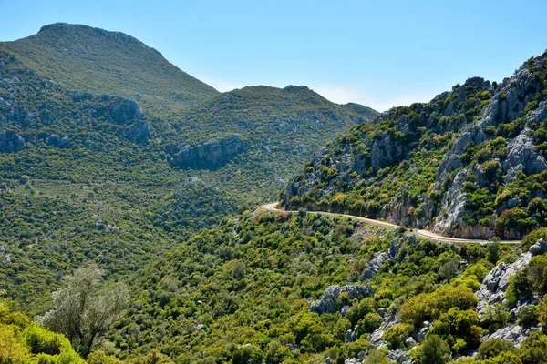 Türkiye 'de Marmaris tatil beldesi yakınlarındaki Bozburun yarımadasındaki dağlık yol.