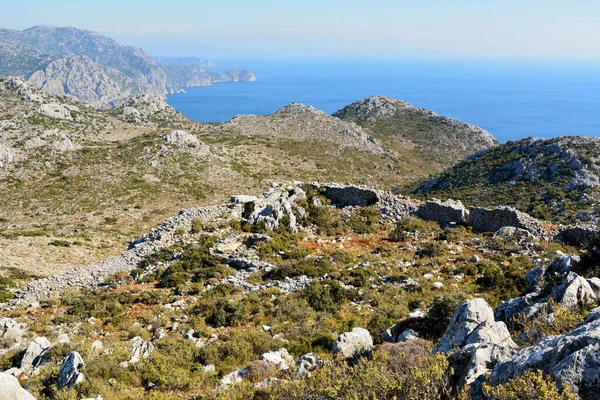 Türkiye 'nin Marmaris tatil beldesi yakınlarındaki Bozburun yarımadasında Sogut ve Taslica arasındaki kıyı şeridinde güçlendirilmiş şatonun kalıntıları.