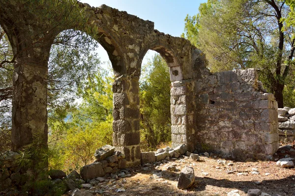 Türkiye 'nin Marmaris tatil beldesi yakınlarındaki Bozburun yarımadasındaki çam ormanında Bizans kilisesi Gerbekilise harabeleri.