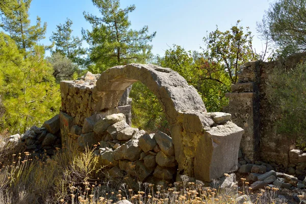 トルコのMarmarisリゾートタウン近くのBozburun半島の松林のビザンチン教会Gerbekiiseの遺跡 — ストック写真