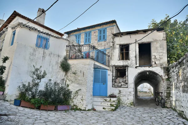 Türkiye 'nin Marmaris tatil beldesinin eski mahallesindeki tarihi beyaz evler.