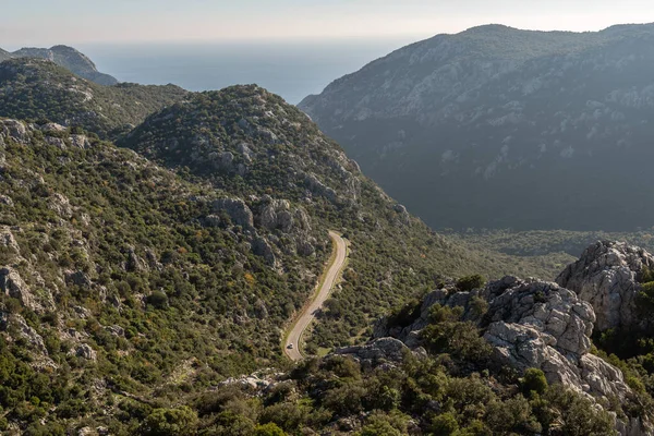 Türkiye 'nin Mugla ilçesine bağlı Bozburun yarımadasındaki Selimiye köyü yakınlarındaki dağlık yol.