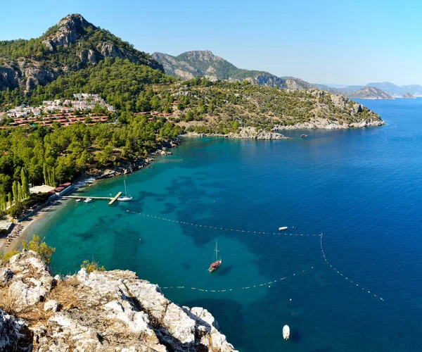 Türkiye 'de Marmaris tatil beldesinin Turunc banliyösü yakınlarındaki Medterranean kıyı şeridi ve yazlık köyü.