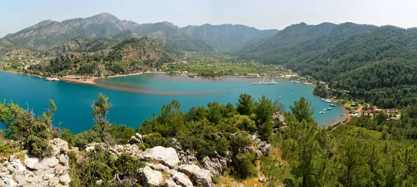 Türkiye 'nin Marmaris tatil beldesi yakınlarındaki Bozburun yarımadasında Orhaniye köyü ve Kizkumu plajı üzerindeki panoramik manzara.