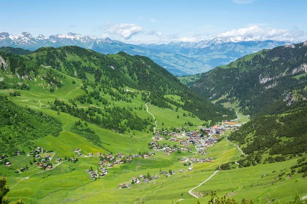 Lihtenştayn 'ın Malbun köyü üzerinde hava manzarası.