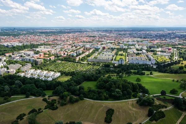 Almanya 'nın Münih şehrinde yaz mevsiminde Altstadt' a doğru hava manzarası. 
