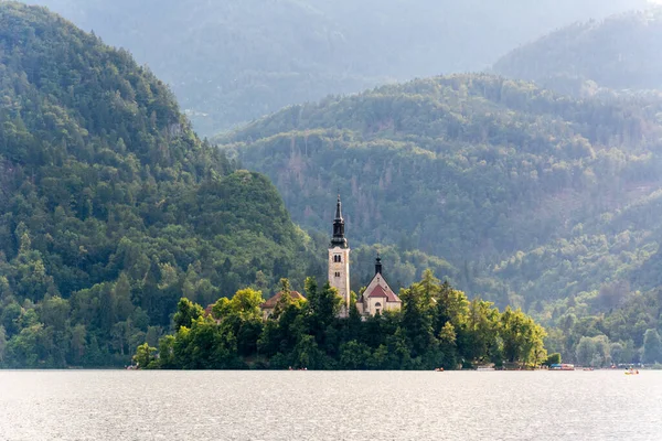 Kilátás Bled Szigetre Szlovéniai Bled Tavon Mária Mennybemenetelének Szentelt Templom — Stock Fotó