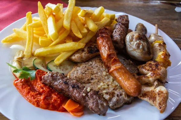 Gemischte Grillplatte Mit Gegrilltem Fleisch Und Wurst Slowenien — Stockfoto