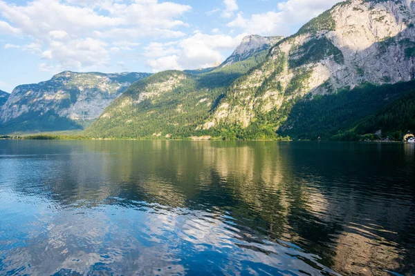 Кристально Чистые Воды Hallstatter Смотреть Озеро Австрии Горами Заднем Плане — стоковое фото