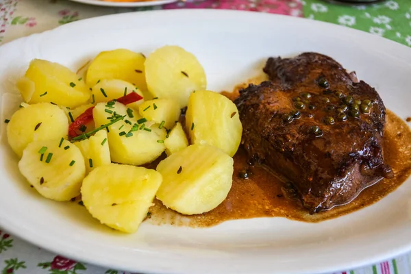 Carne Res Con Patatas Hervidas República Checa — Foto de Stock