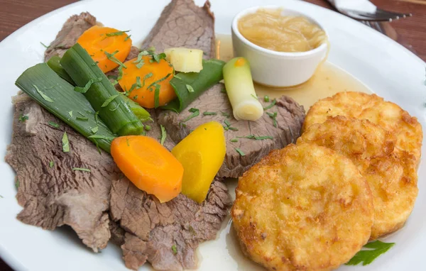Tafelspitz Gekookt Rundvlees Met Groenten Gebakken Aardappeltaart Oostenrijk — Stockfoto