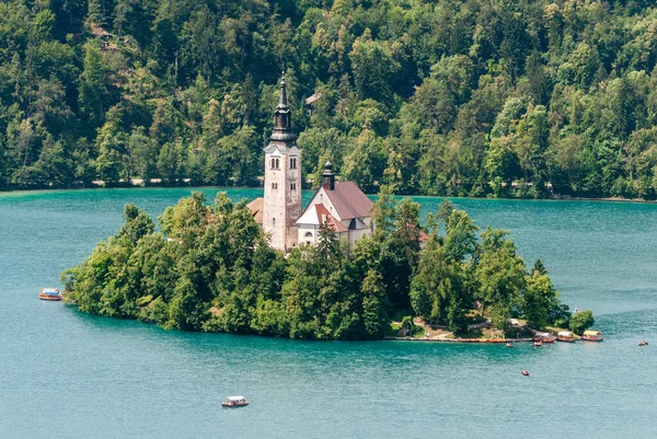 斯洛文尼亚布莱德湖上的布莱德岛 教堂的尖塔献给圣母升天 — 图库照片