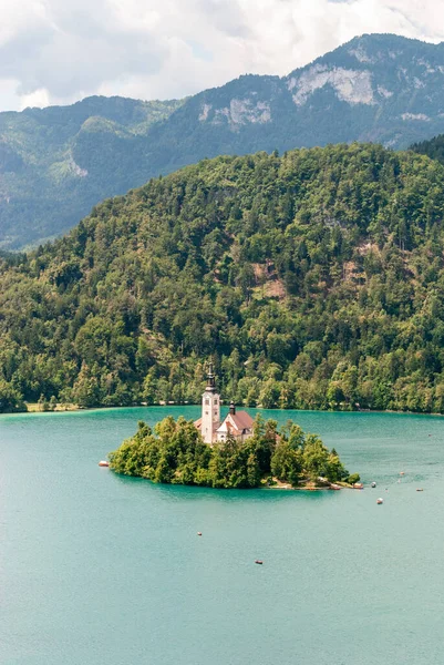 Slovenya Bled Adası Arkaplanda Dağların Olduğu Göl Manzarası — Stok fotoğraf