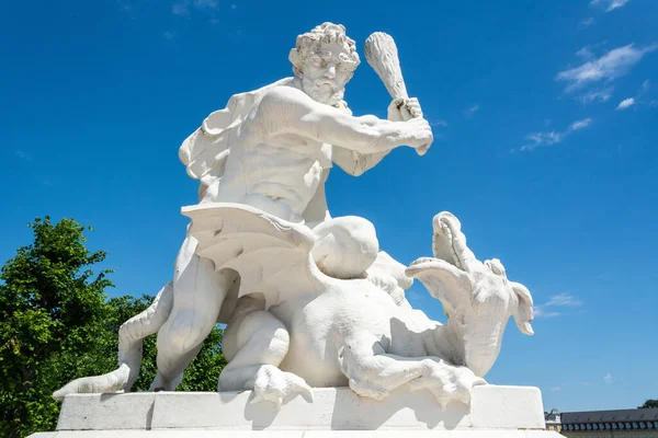 Karlsruhe Niemcy Czerwca 2016 Rzeźba Człowieka Walczącego Smokiem Przed Pałacem — Zdjęcie stockowe