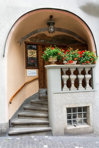 スイスのチューリッヒ 2016年6月25日 チューリッヒの歴史的建造物内のGildeレストランへの入り口 — ストック写真