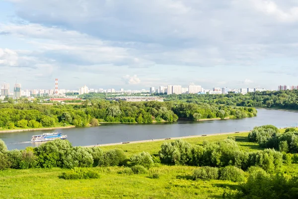 Moskova, Rusya 'daki Kolomenskoe rezervindeki Moskva Nehri manzarası.