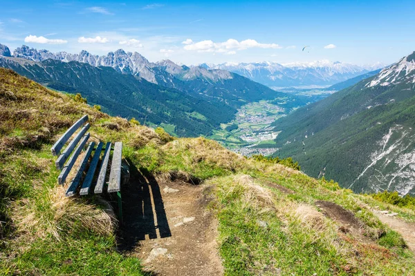 Bank Einem Fußweg Elfermassiv Tirol Österreich Mit Dem Stubaital Hintergrund — Stockfoto