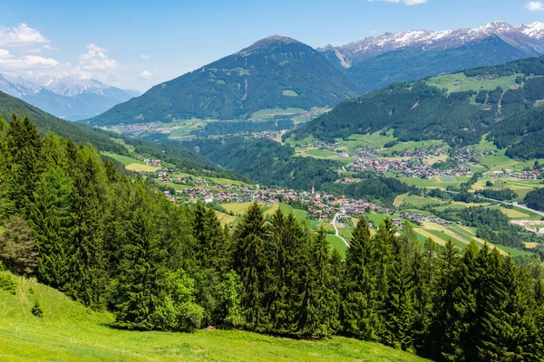 Avusturya Nın Tirol Kentindeki Stubaital Vadisi Ndeki Manzara Fulpmes Bakıyor — Stok fotoğraf