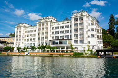 Kan, Slovenya - 5 Temmuz 2019. Slovenya 'da Bled Gölü kıyılarındaki Grand Hotel Toplice' nin dış manzarası.