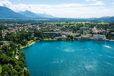 Kan, Slovenya - 6 Temmuz 2019. Slovenya 'da Bled Gölü kıyısındaki Bled kasabasının manzarası. Yazın ticari mülkler ve konut binalarıyla manzara.
