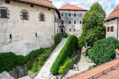 Kan, Slovenya - 6 Temmuz 2019. Slovenya 'daki Bled Ortaçağ şatosunun avlusunda turistlerin bulunduğu merdivenler.
