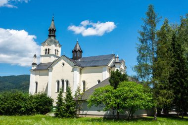 Bohinjska Bistrica, Slovenya - 7 Temmuz 2016. Bohinjska Bistrica 'daki Aziz Niklas Kilisesi' nin dış görünüşü.