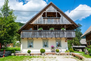 Studor - Bohinju, Slovenya - 7 Temmuz 2016. Slovenya 'nın Studor köyündeki kulübe binası.