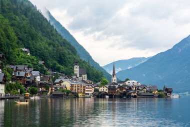 Hallstatt, Avusturya - 9 Temmuz 2016. Hallstatter kıyısındaki Hallstatt kasabası manzarası. Avusturya 'daki göle bakın. Konut binaları ve ticari mülkleri var..