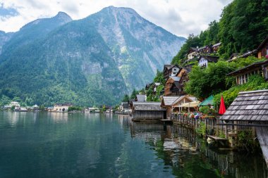 Hallstatt, Avusturya - 9 Temmuz 2016. Hallstatter kıyısındaki Hallstatt kasabası manzarası. Avusturya 'daki göle bakın. Konut binaları ve ticari mülkleri var..