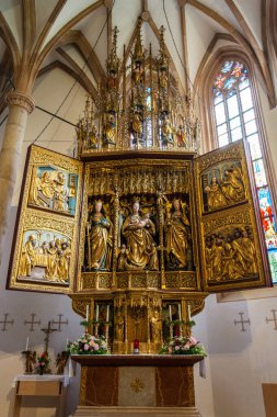 Hallstatt, Avusturya - 9 Temmuz 2016. Avusturya Hallstatt kilisesinin sunağı..