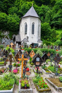 Hallstatt, Avusturya - 9 Temmuz 2016. Beinhaus mezarlığının dış görünüşü Hallstatt Aziz Michael Şapeli 'nde, bir mezarlığın karşısında..