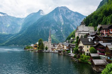 Hallstatt, Avusturya - 9 Temmuz 2016. Hallstatter kıyısındaki Hallstatt kasabası manzarası Avusturya 'da göle bakın, Christuskirche kilisesi, konut binaları ve ticari mülkler.