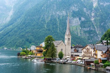 Hallstatt, Avusturya - 9 Temmuz 2016. Christuskirche kilise, konut binaları ve ticari mülkler ile Hallstatt şehir merkezi manzarası.