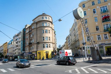 Viyana, Avusturya - 11 Temmuz 2016. Viyana 'da Landstrasse ve Emmerich-Teuber-Platz kavşağında sokak manzarası, binalar, ticari mülkler, insanlar, sokak saati ve trafik.