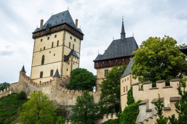 Karlstejn, Çek Cumhuriyeti - 12 Temmuz 2016. Çek Cumhuriyeti 'ndeki Karlstejn şatosunun dış görünüşü. Bu büyük Gotik kale 1348 yılında Kutsal Roma İmparatoru IV. Charles ve Bohemya Kralı tarafından kuruldu..