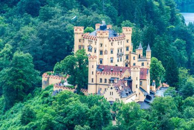 Fussen, Almanya - 29 Haziran 2016. Fussen yakınlarındaki Hohenschwangau köyündeki Hohenschwangau Kalesi 'nin dış görünüşü.