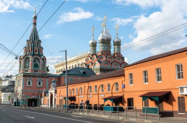 Moskova, Rusya - 11 Haziran 2017. Moskova 'da Bolshaya Polyanka caddesinde 17. yüzyıldan kalma soğan kubbeli bir Ortodoks kilisesi olan Neocaesarea St. Gregory Kilisesi' nin dış görünüşü..